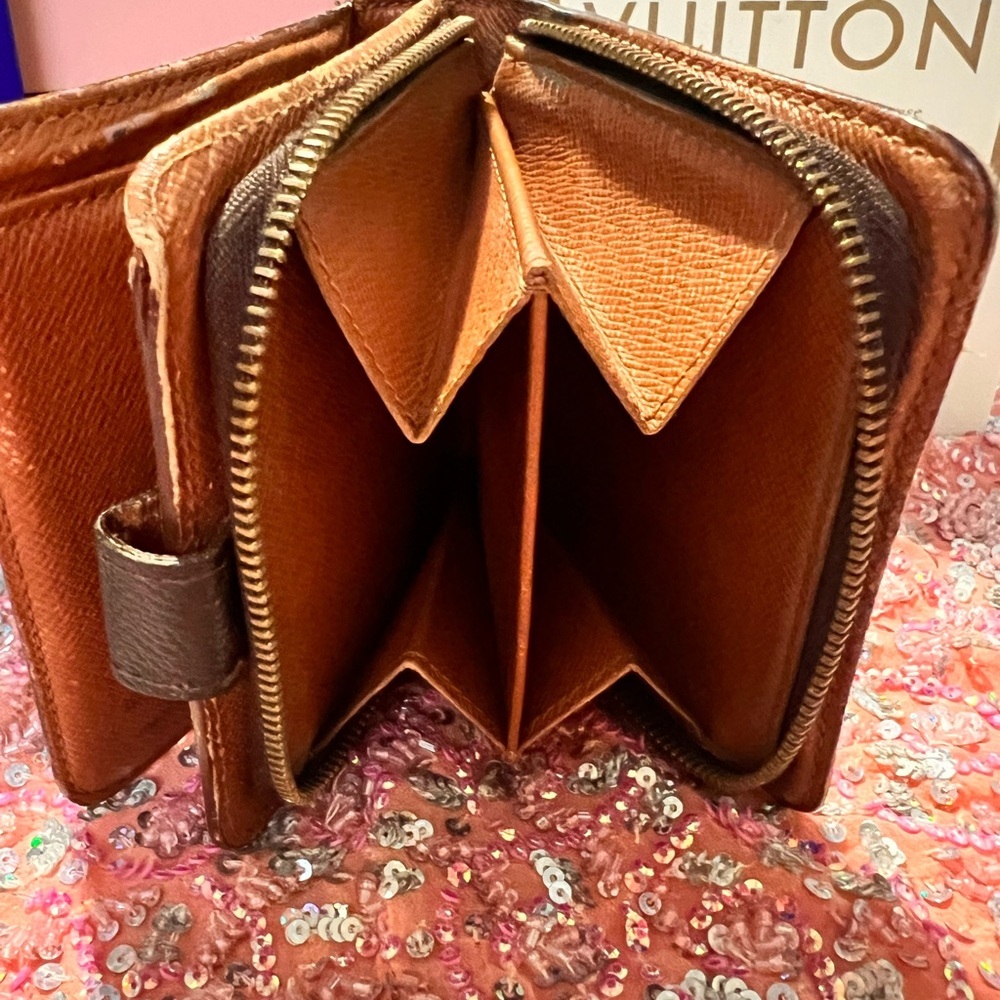 Louis Vuitton Compact Zippé wallet in the classic Monogram canvas EUC - Picture 9 of 11